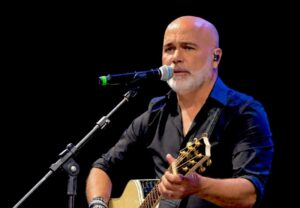 Antes de conquistar o público com a música sertaneja, Rick iniciou a carreira ao lado da irmã